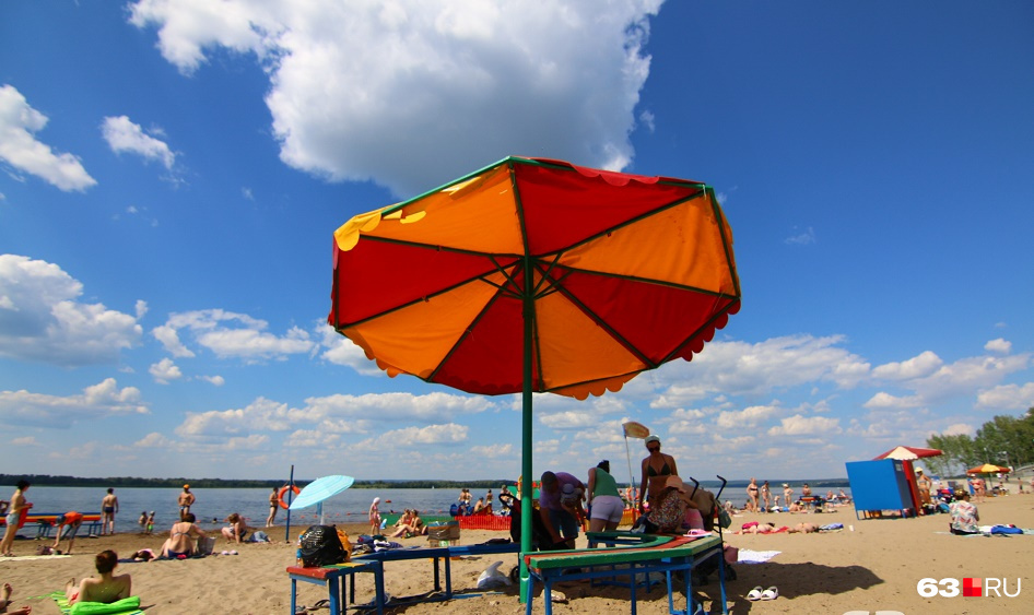 Пляжный зонтик, конечно, спасет от палящих лучей, но про солнцезащитный крем забывать не стоит
