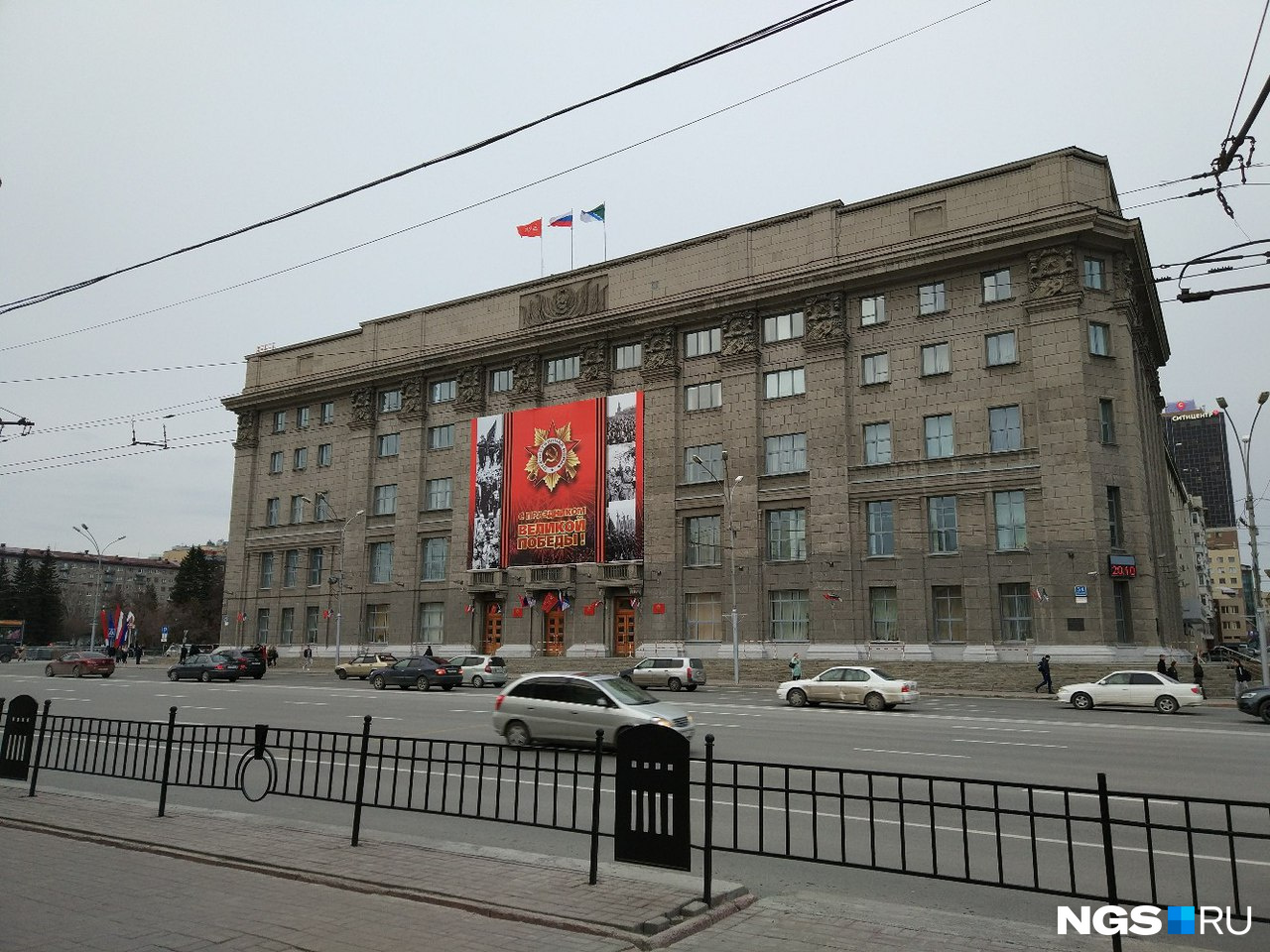На мэрии сейчас развеваются три флага На мэрии сейчас развеваются три флага