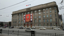 В Новосибирске подняли флаги ко Дню Победы и начали возводить трибуны в центре