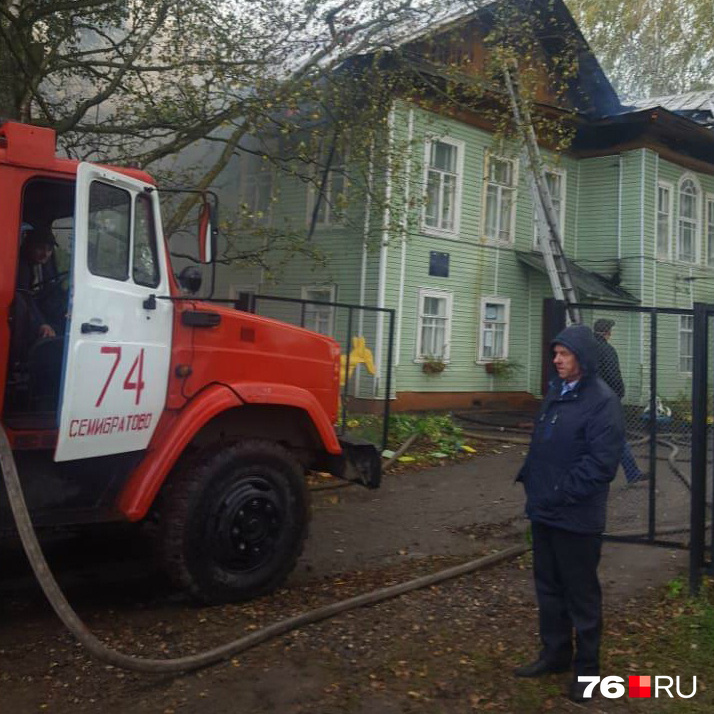 Пожарные уже потушили огонь Пожарные уже потушили огонь