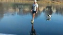 Морозоустойчивый ярославец в шортах и майке прокатился на коньках по реке