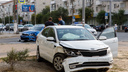 «Я пристегнулась за секунду до удара»: в центре Волгограда машина вылетела на тротуар