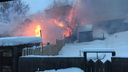 «Закидывали лопатами снега»: в Железнодорожном районе загорелся дом — его помогли потушить соседи