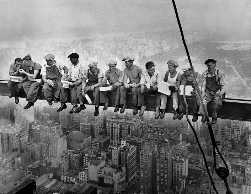 Та самая фотография — «Обед на небоскрёбе», созданная в 1932 году во время строительства Рокфеллер-центра в Нью-Йорке Та самая фотография — «Обед на небоскрёбе», созданная в 1932 году во время строительства Рокфеллер-центра в Нью-Йорке