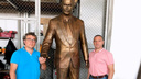 Журналист сфотографировался со спрятанной скульптурой Путина в Частоозерье