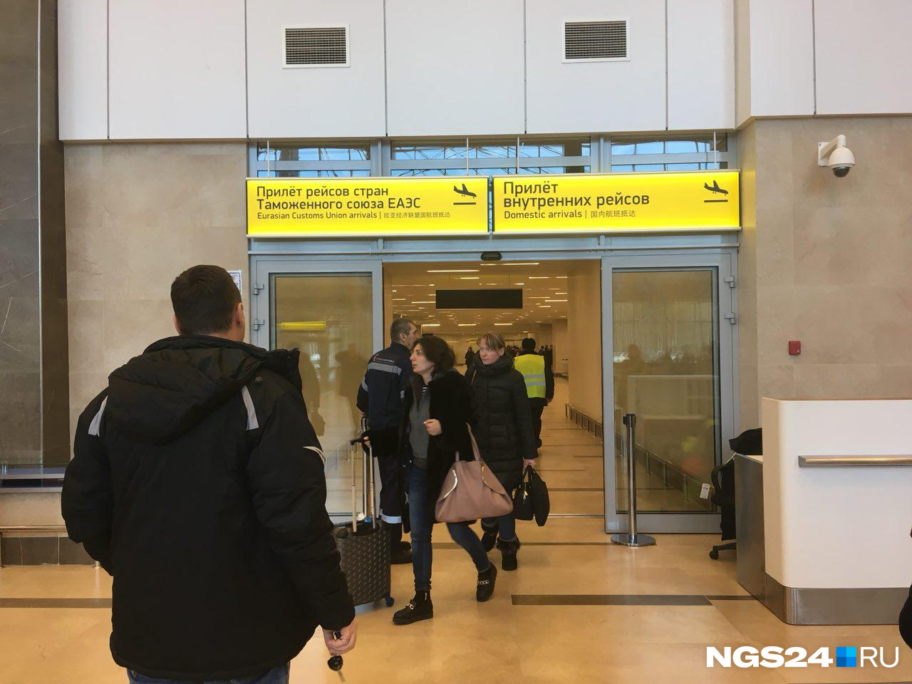 Пассажиры, впервые попавшие в новый терминал Пассажиры, впервые попавшие в новый терминал