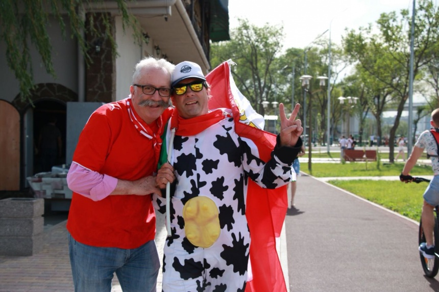 Просто корова — один из символов Швейцарии, хотя ЧМ по футболу — это такой яркий праздник, что человек в костюме коровы вряд ли кому-то покажется странным<br>