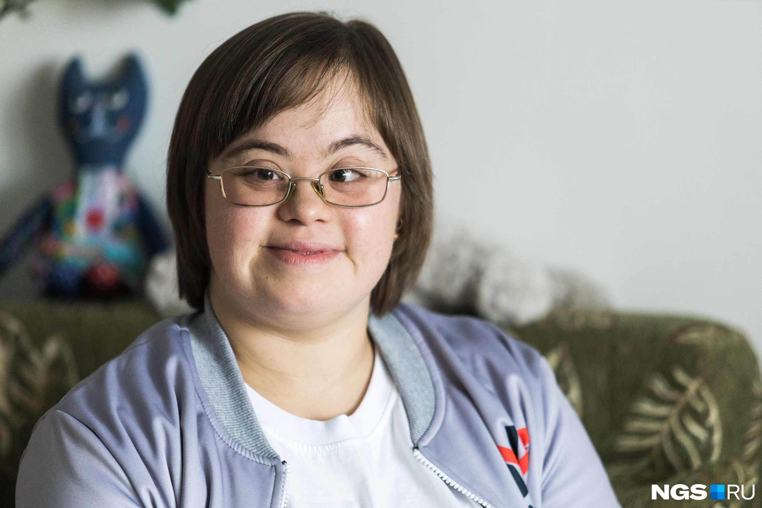 Юля ограничена в дееспособности и во многом сама принимает решения — это предмет гордости Натальи и вдохновение для многих других семей, где родились дети с синдромом Дауна