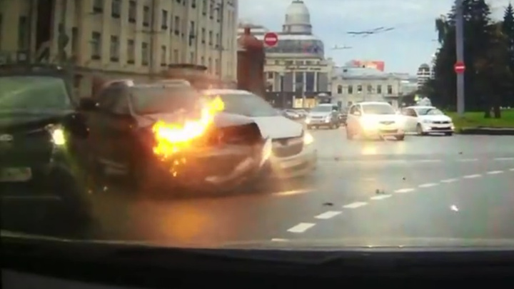 Удар, а потом пожар: массовое столкновение на кольце возле «Высоцкого» попало на видео