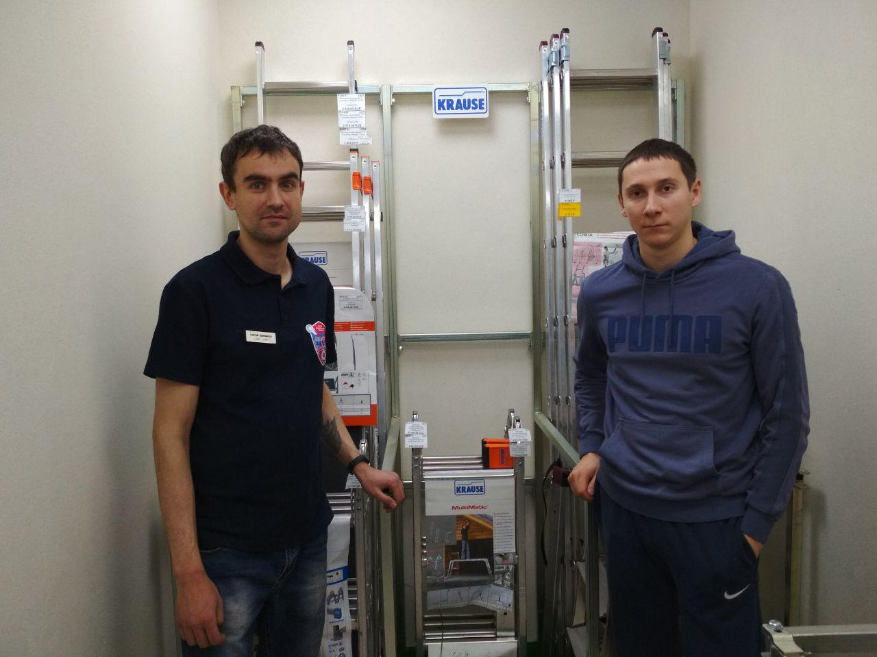 Работники магазина инструментов «ЦСК» Сергей (слева) и Максим вынесли на улицу две раздвижные лестницы и установили их под окнами горящего офиса