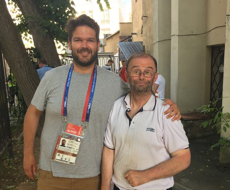 Журналист Дэн Хаулс (слева) попытался помочь английскому фанату Дугласу, забывшему билет на игру