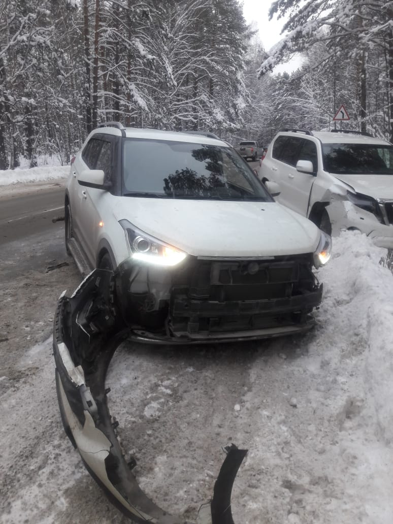 Девочка была в автокресле Девочка была в автокресле