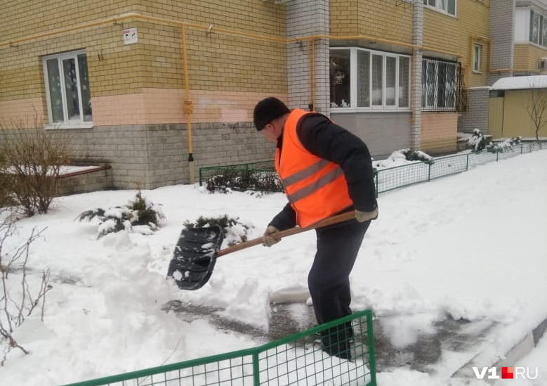 Во дворе по Аэропортовской, 8 дворники почистили все пешеходные дорожки Во дворе по Аэропортовской, 8 дворники почистили все пешеходные дорожки