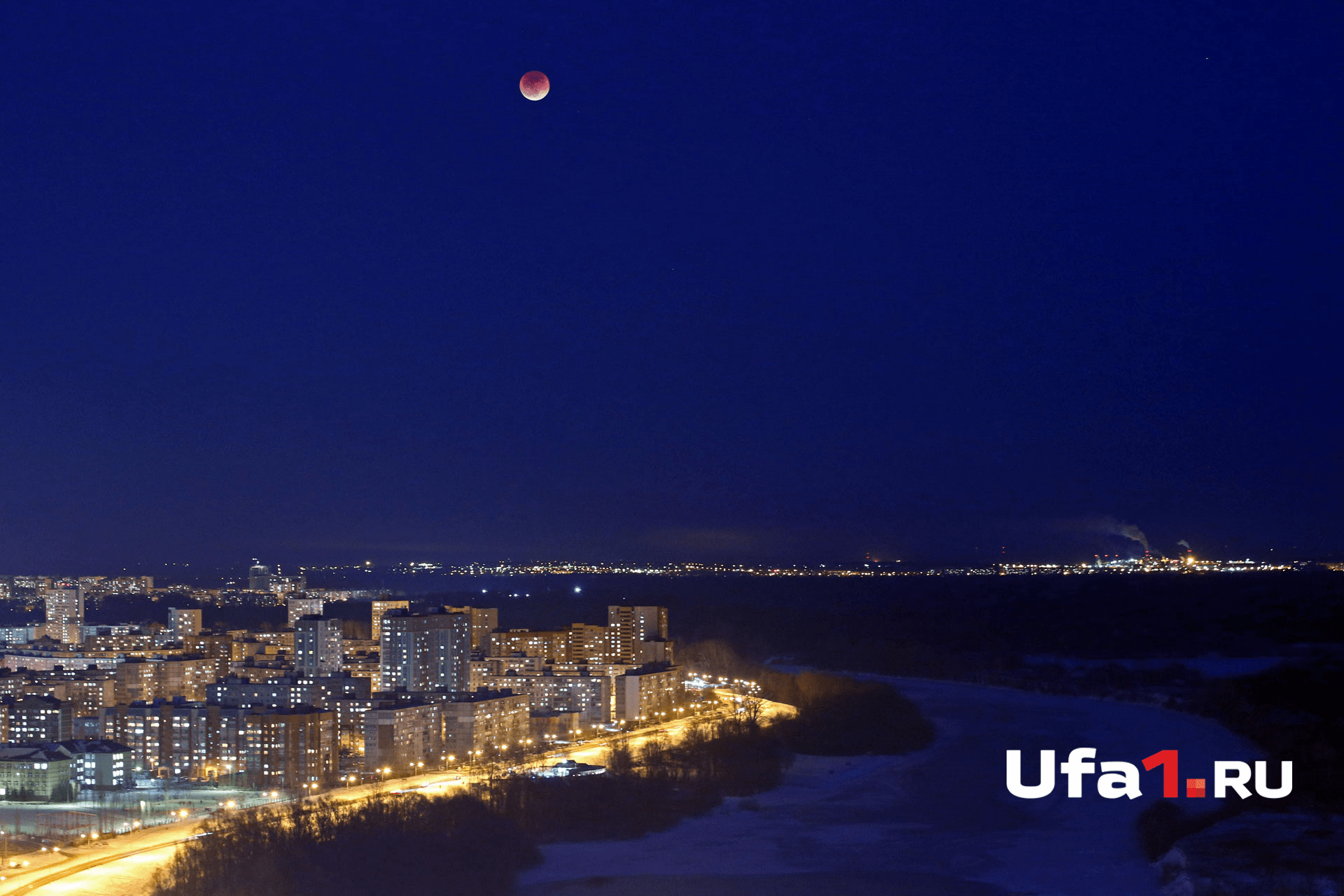 Moon иркутск. Полнолуние в Уфе. Актау ночное небо. Суперлуние Пермь фото. Луна Уфа фотографии.