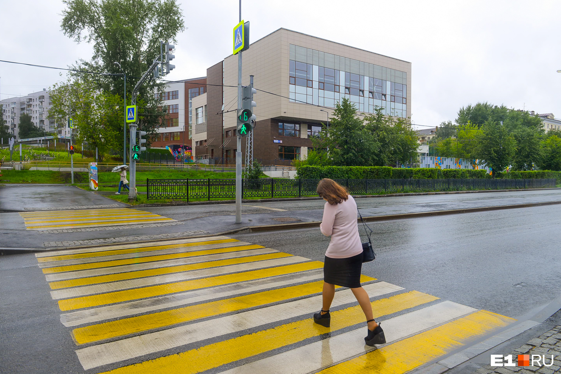 Со стороны ВИЗ-бульвара можно попасть в школу по пешеходному переходу