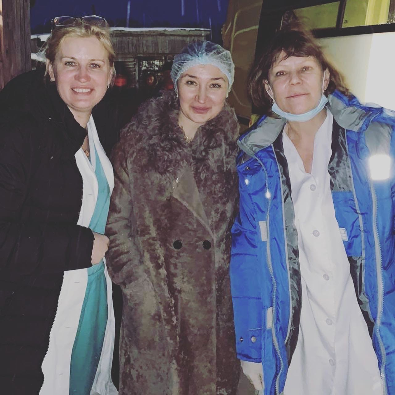 Уставшие, но счастливые врачи на память сфотографировались после сложнейшей пациентки Уставшие, но счастливые врачи на память сфотографировались после сложнейшей пациентки