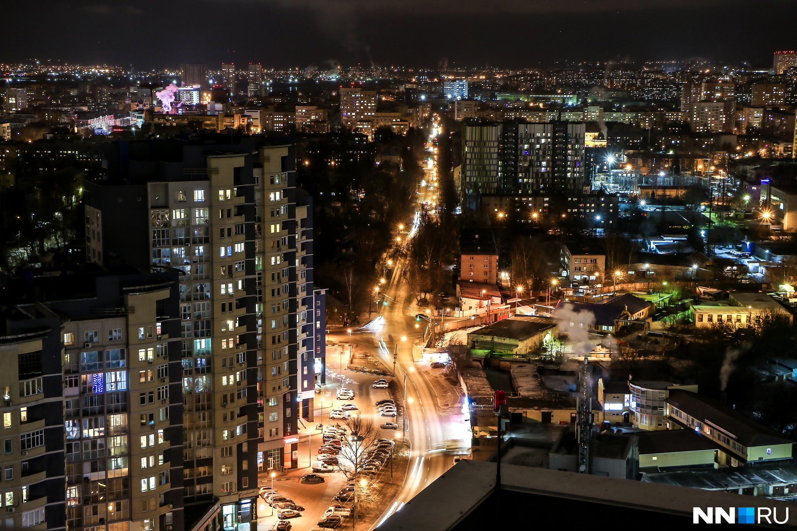 Атмосферный нижний новгород. Нижний Новгород ночью многоэтажки. Многоэтажки ночью высоты. Вид с крыши многоэтажки Нижнего Новгорода. Вид с крыши ночью Нижний Новгород.