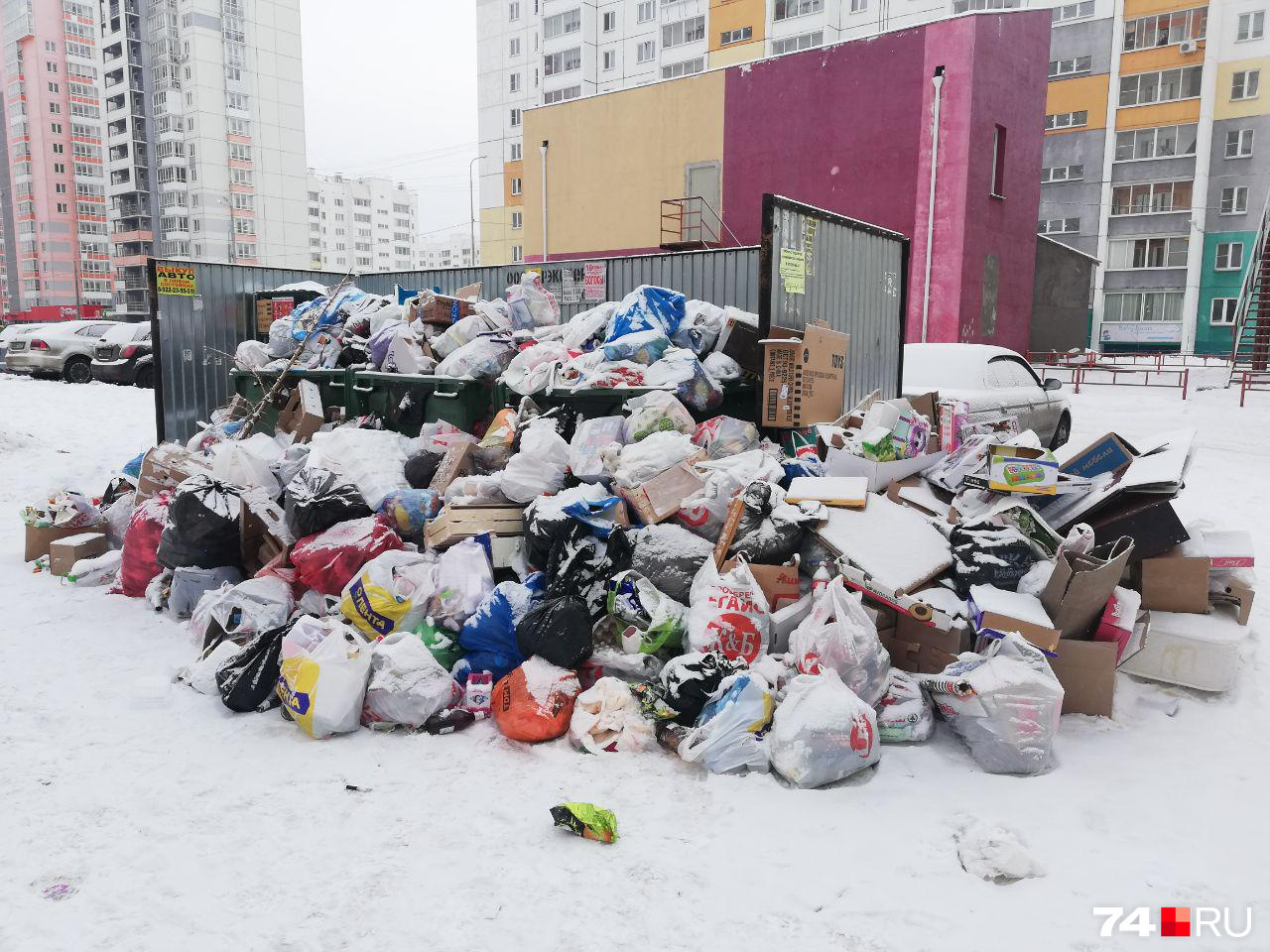 Так площадка между 25-м и 29-м домами выглядела ещё вчера. Мало приятного Так площадка между 25-м и 29-м домами выглядела ещё вчера. Мало приятного