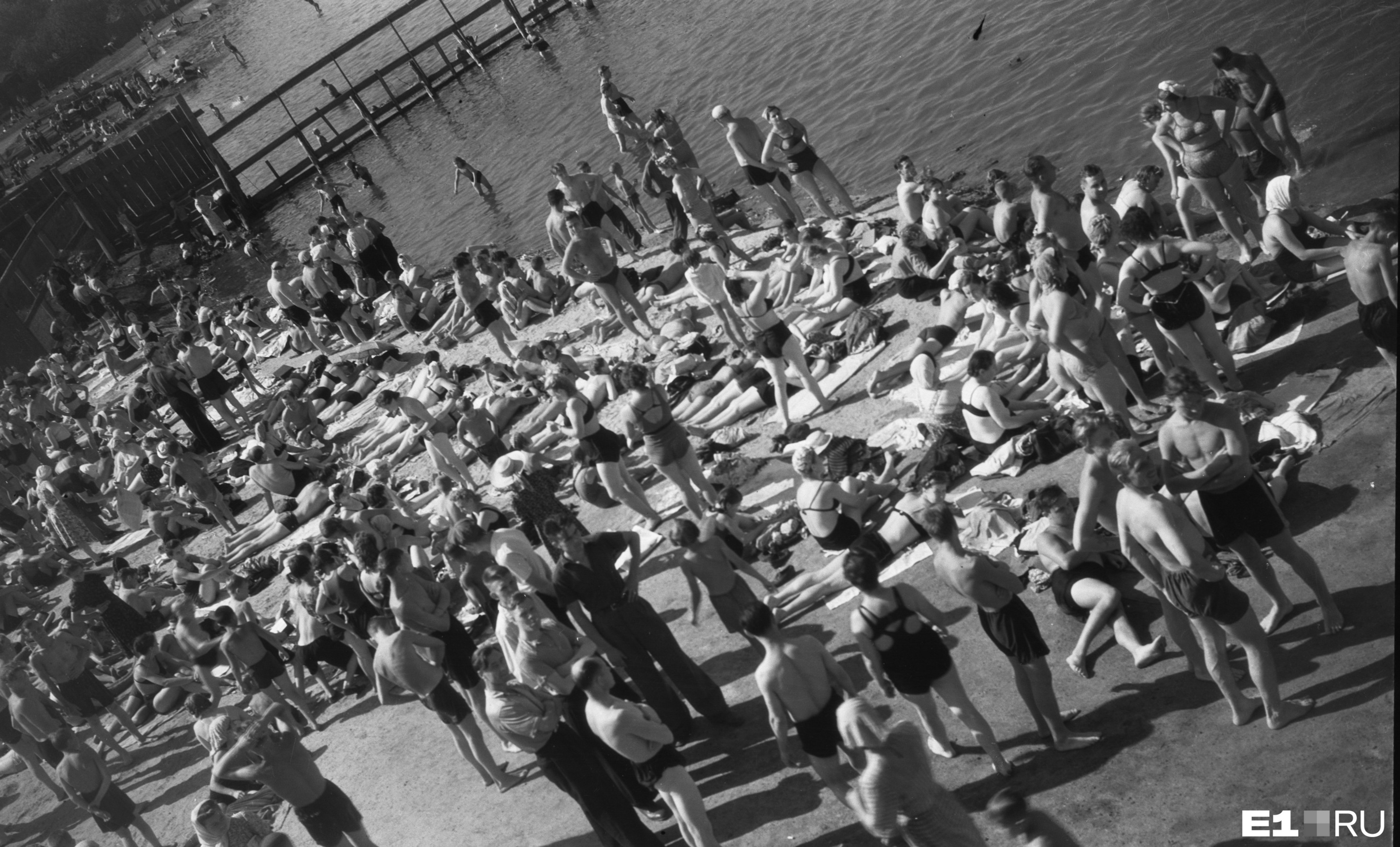 Купание на водной станции Верх-Исетского пруда. 1952 год (что там сейчас — смотрите <a href="https://www.e1.ru/news/spool/news_id-65128621.html" target="_blank" class="_">в нашем фоторепортаже</a>)