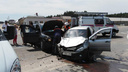 Ростовские спасатели вытащили двух человек, застрявших в автомобиле после ДТП