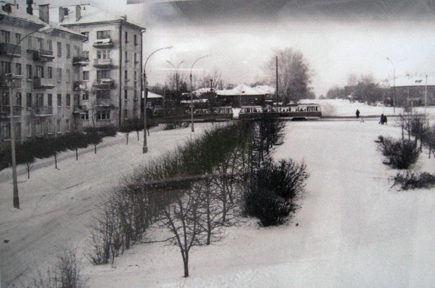 Пятиэтажка на Блюхера, 18. Через дорогу — частный сектор. 1960-е