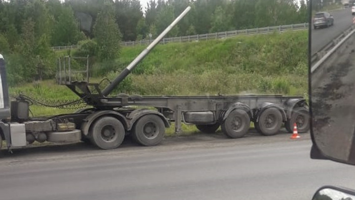 На Московском тракте водитель тонара оторвал кузов, зацепившись им за мост