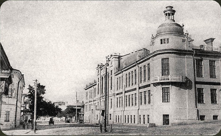 В начале XX века здание реконструировали — появился новый учебный корпус и жилой корпус для педагогического персонала