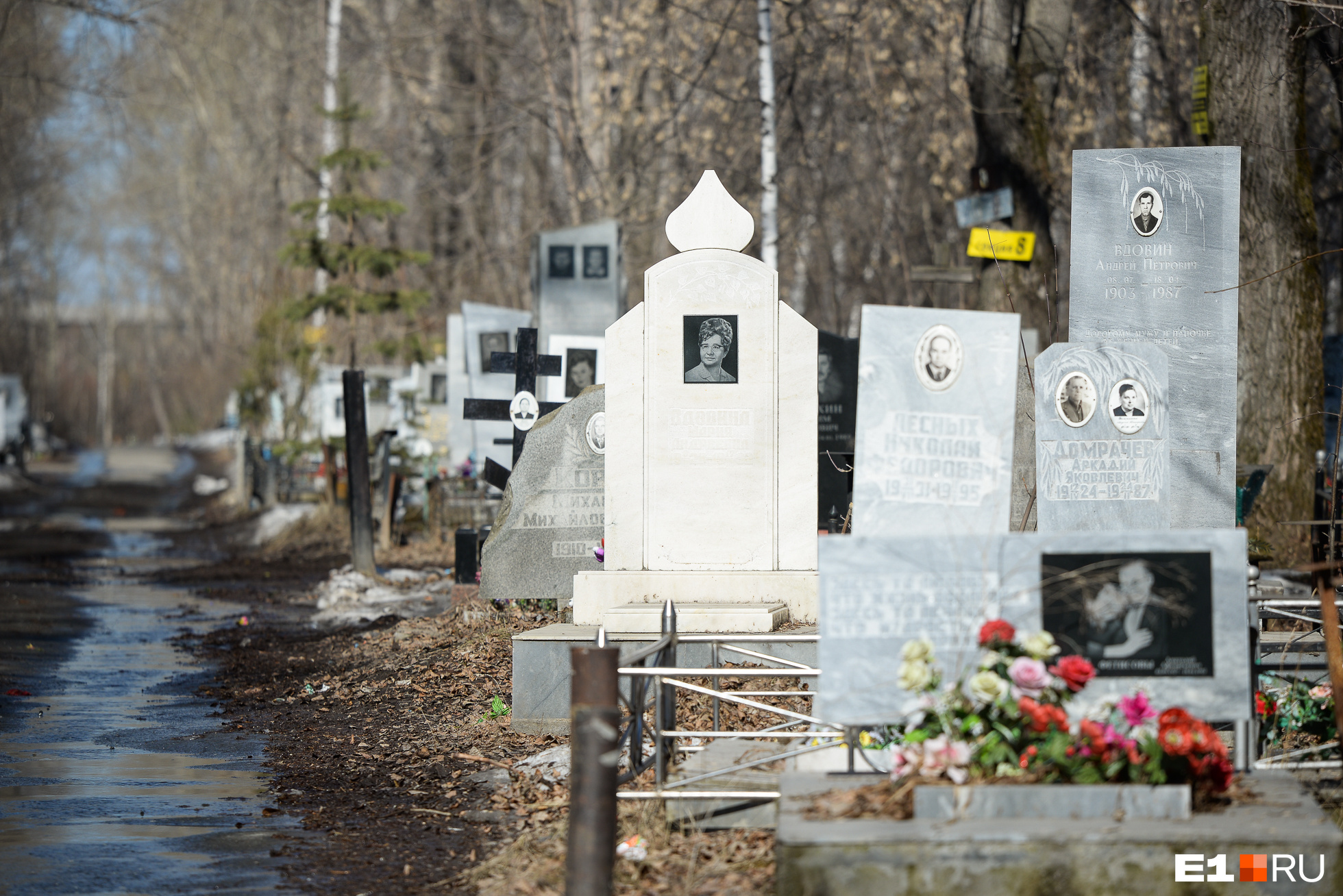 Фото западного кладбища. Северное кладбище Екатеринбург. Кладбище на Шефской Екатеринбург. Восточное кладбище Екатеринбург. Владимирское кладбище Екатеринбург.