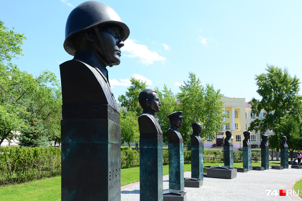 Памятники восьми саткинцам — героям Советского Союза