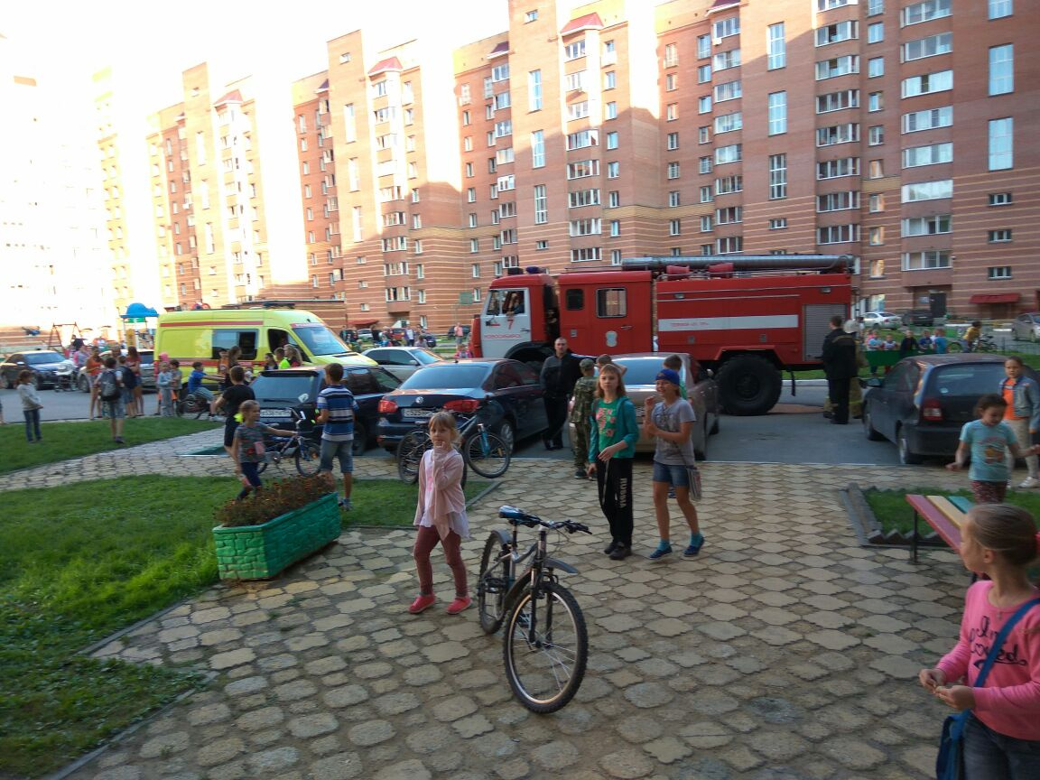 Во дворе дежурил реанимобиль, но его помощь не понадобилась — пострадавших нет Во дворе дежурил реанимобиль, но его помощь не понадобилась — пострадавших нет