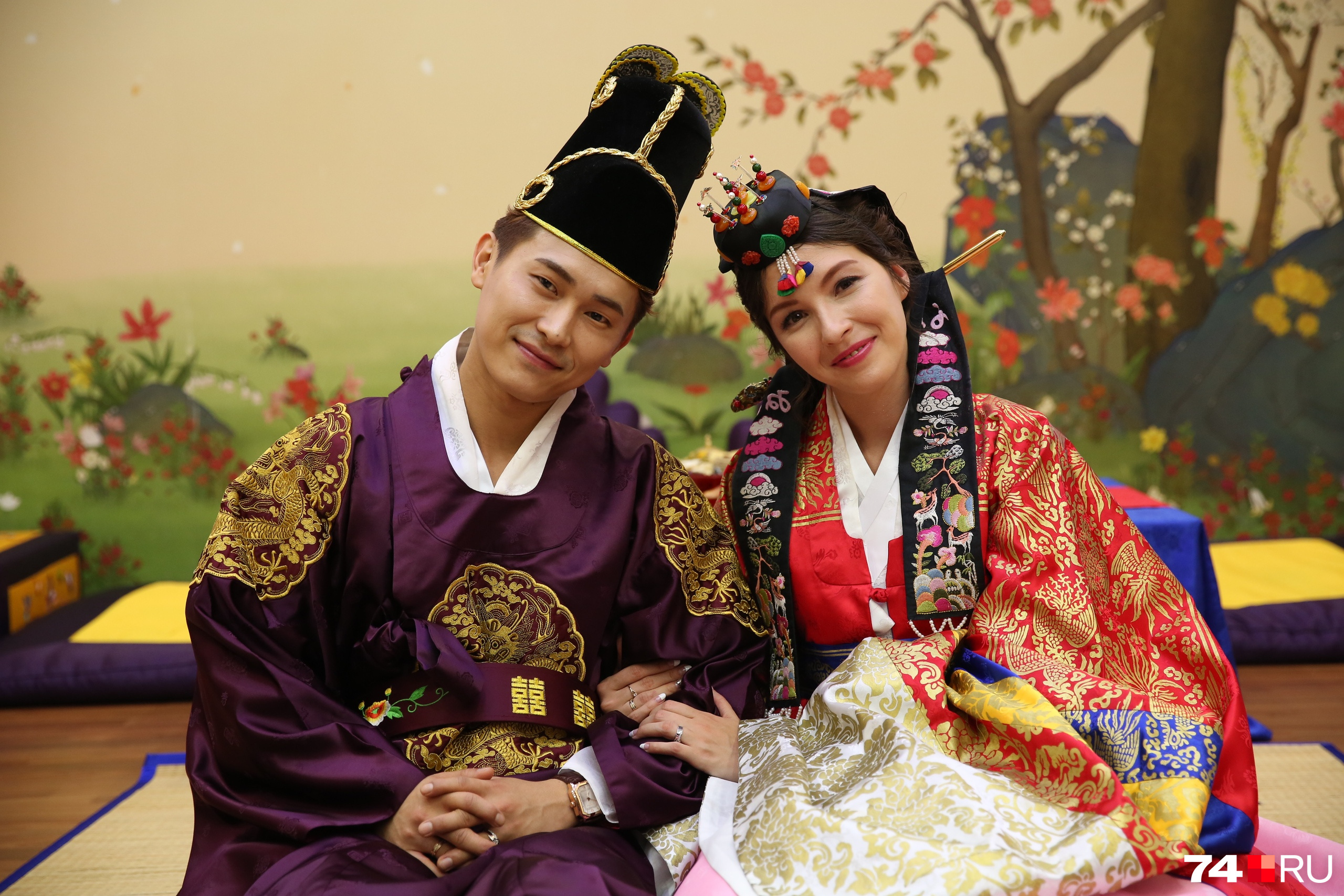 Зоя с мужем в традиционных свадебных корейских костюмах