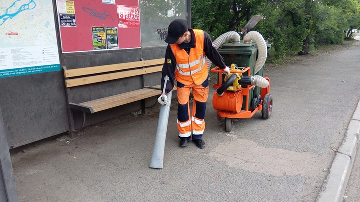 Дорожники в Красноярске собрали пылесос из мусорных баков