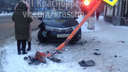 Девушка на «Тойоте» влетела в знак и распугала пешеходов на «зебре»