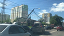 Фура зацепила провода на Лесопарковой и повалила столб