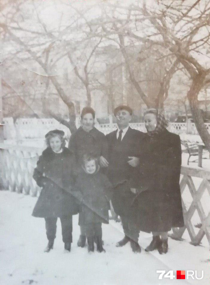 Марина Петровна (внизу в центре), её старшая сестра, мама и дядя из Читы