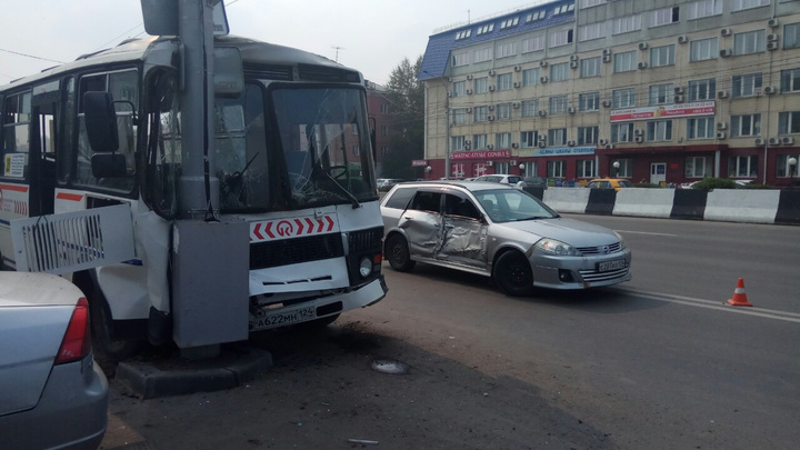 Первое видео аварии: маршрутный автобус врезался в столб из-за поворачивающего «Ниссана»