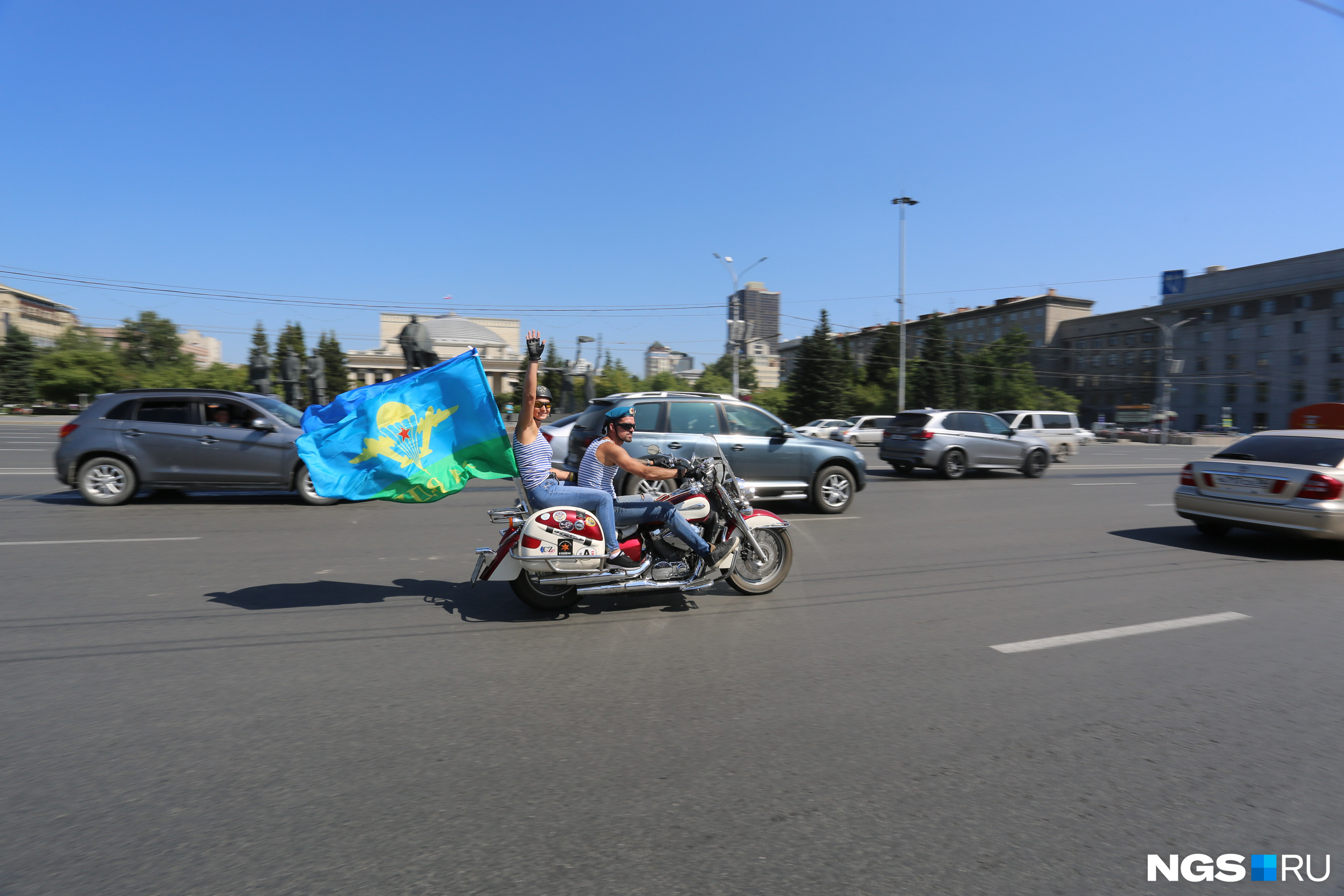 По городу катаются мотоциклисты с флагами и в тельняшках