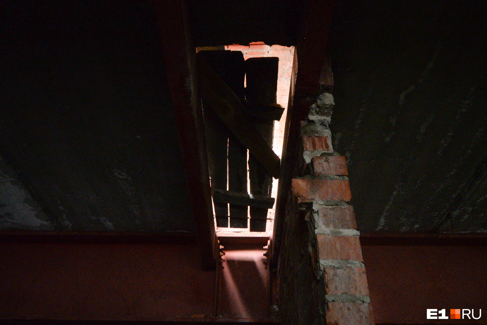 Те самые деревянные перекрытия в потолке, через которые капает вода. Они есть на каждом этаже