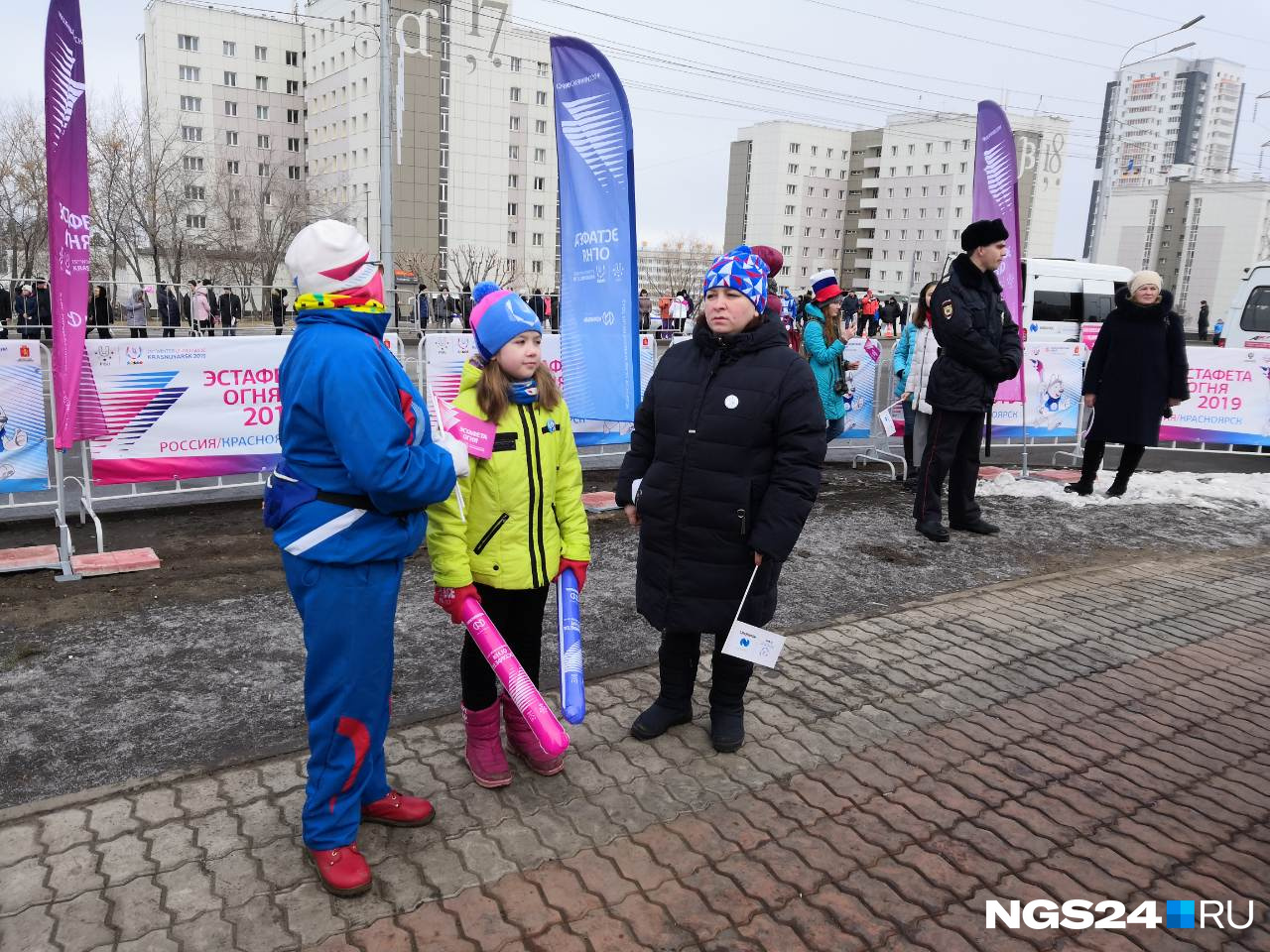 Татьяна пришла с дочкой и мамой к старту колонны Татьяна пришла с дочкой и мамой к старту колонны
