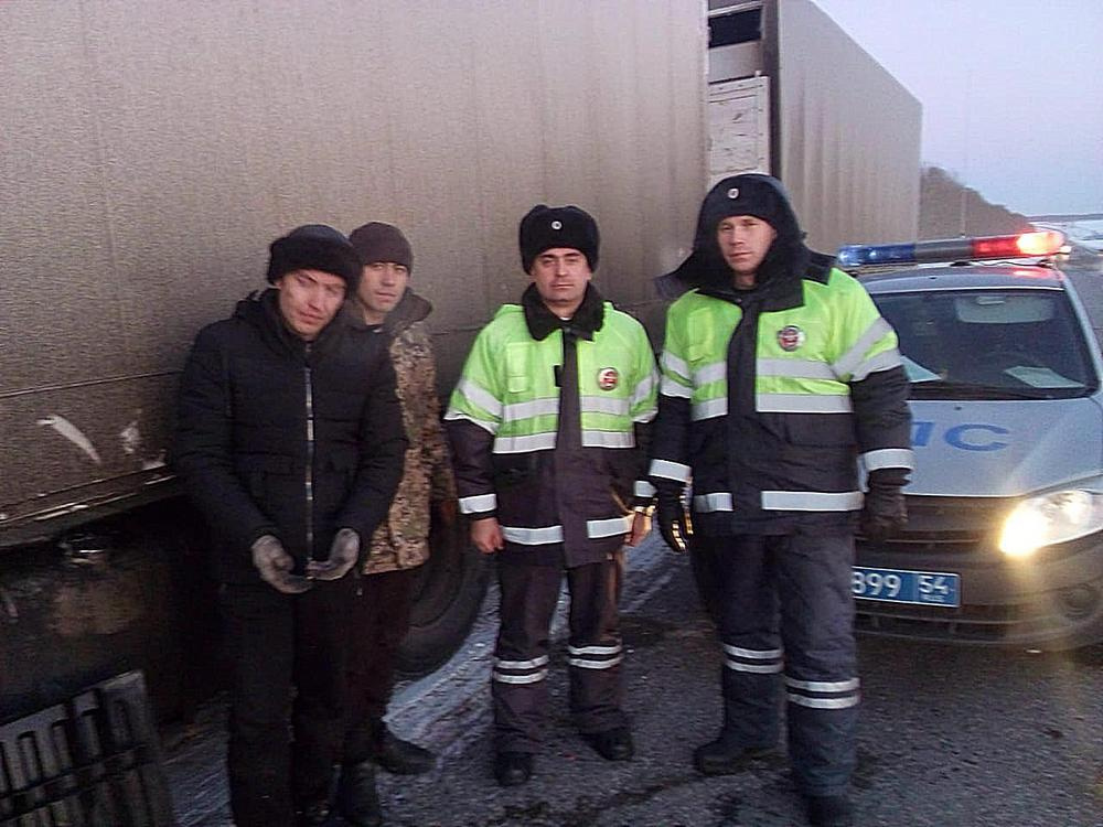 Помощь дальнобойщикам оказали инспекторы ГИБДД Дмитрий Парахин и Дмитрий Черемисов