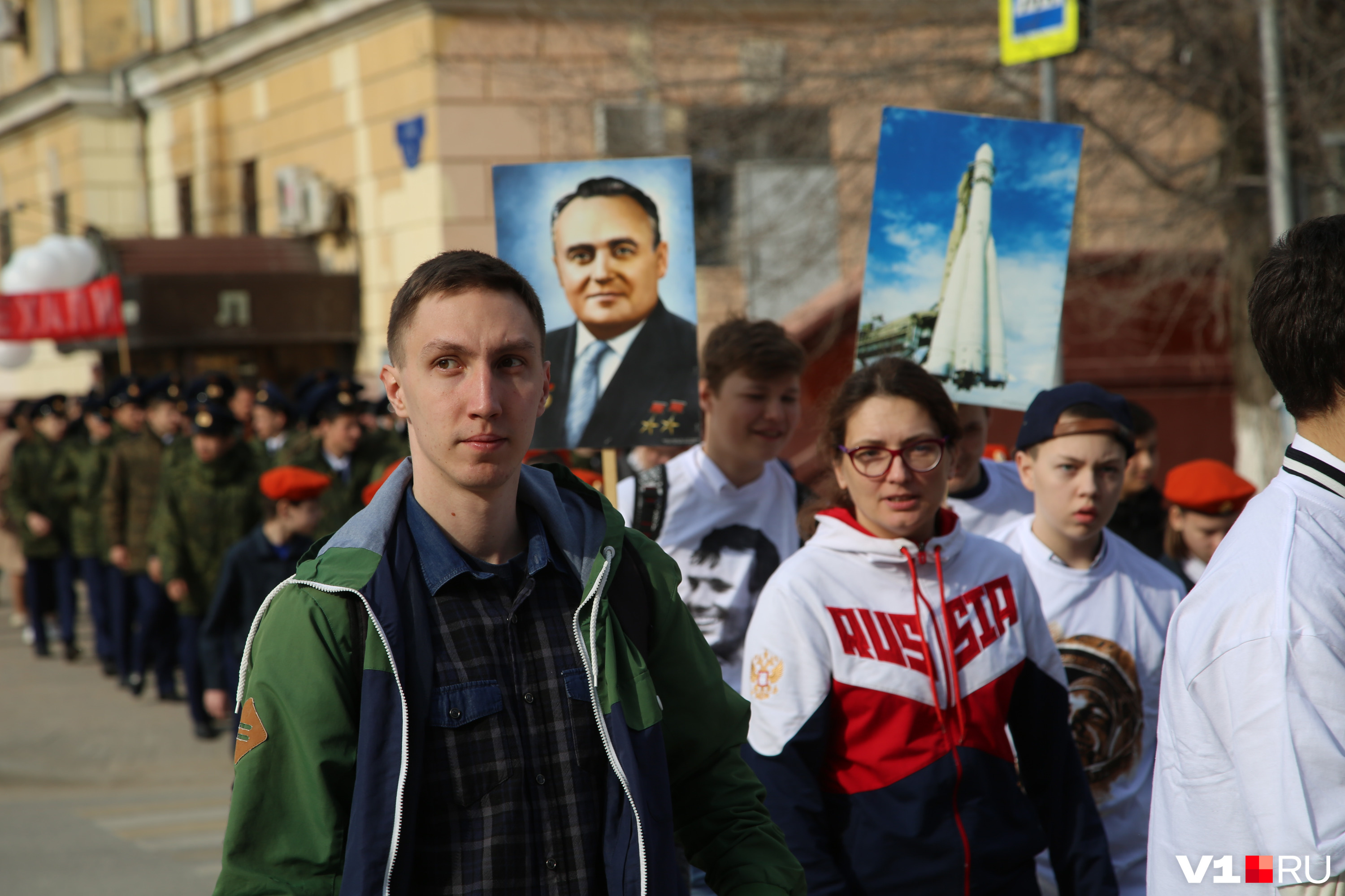 У школьников в руках портреты Юрия Гагарина и Сергея Королева 
