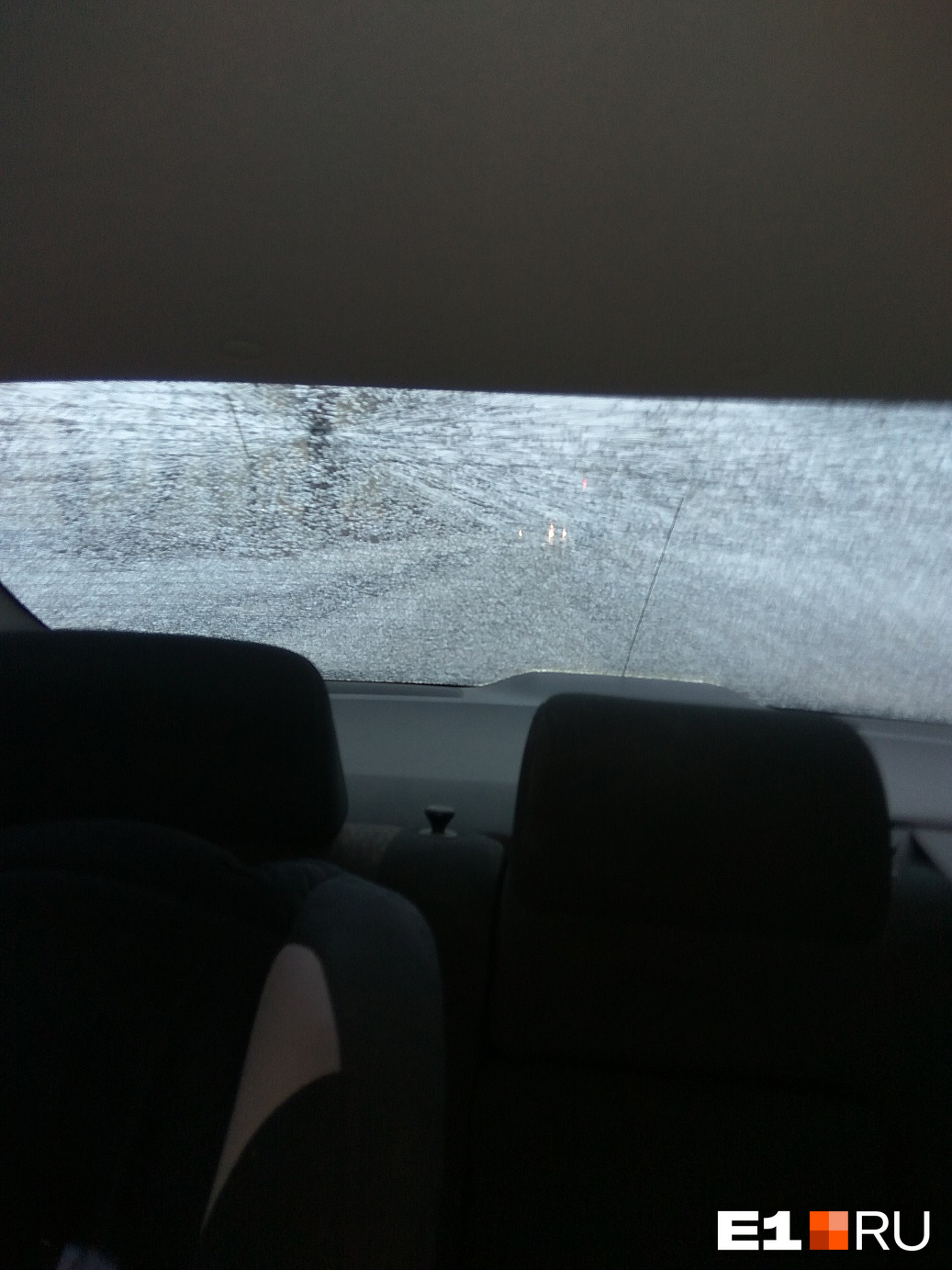 Разбитое пулей стекло на машине Константина, которую обстреляли в декабре