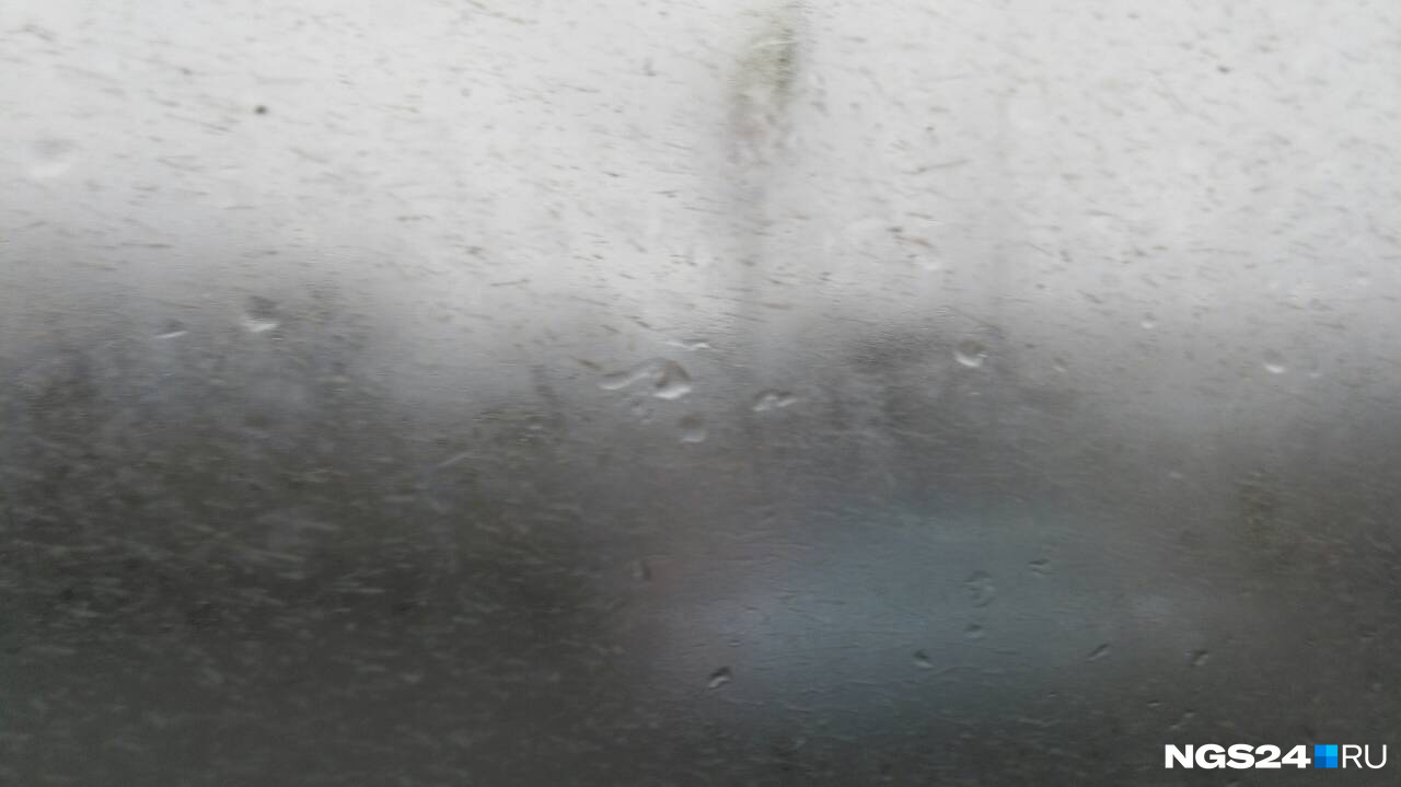 Капли на окнах автобуса от первого мартовского дождя