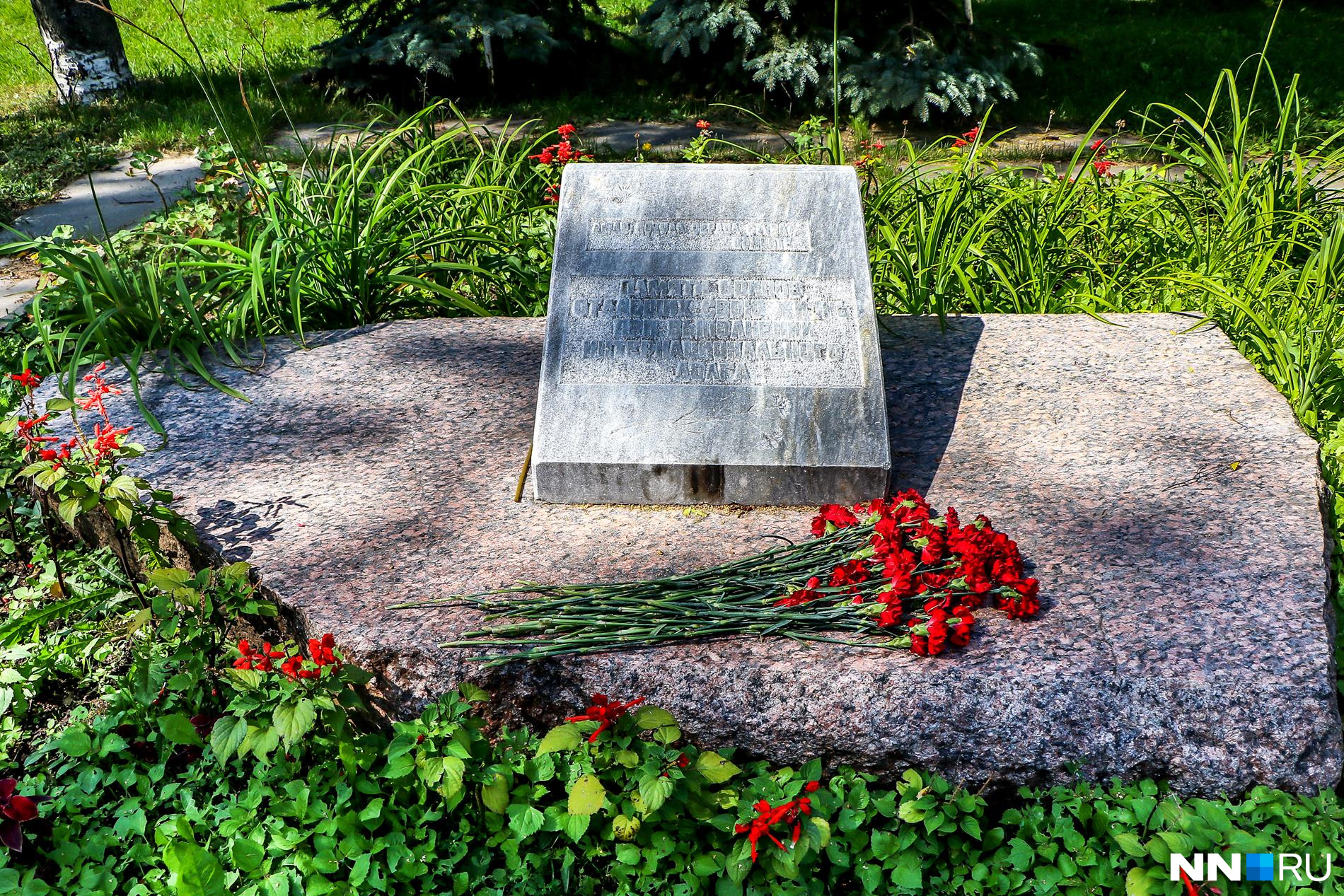 К памятнику регулярно приносят цветы<br><br>
