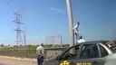 В Самаре инспекторы ГИБДД спасли мужчину, который собрался прыгнуть с моста