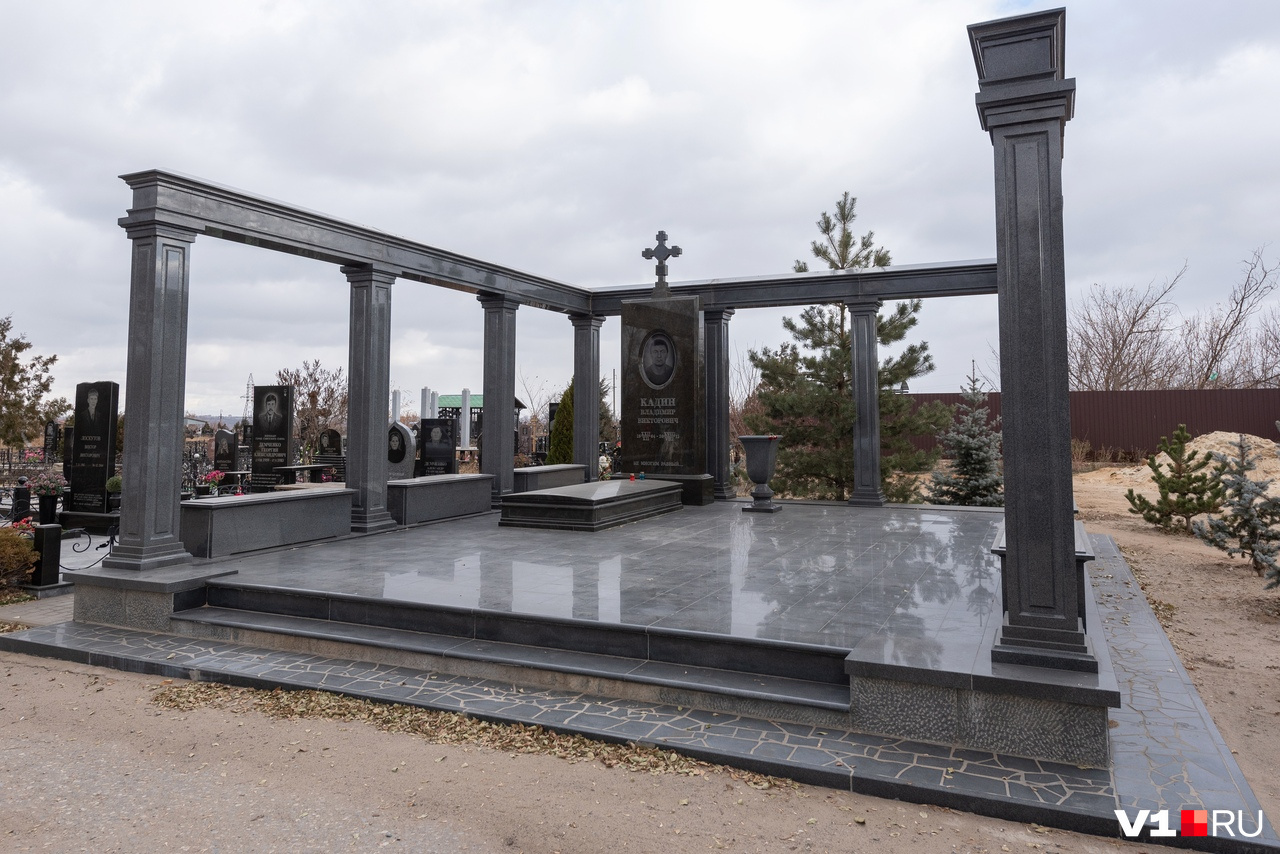 Памятник лётчику Георгию Зотову поставили напротив могилы другого известного волгоградца