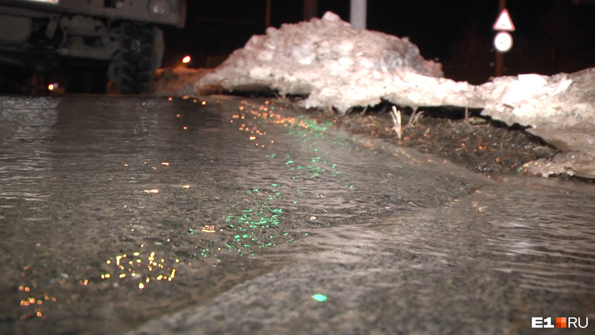 хлынули потоком. хлынули потоком. водопад дождь. вода льется. вода стекает.