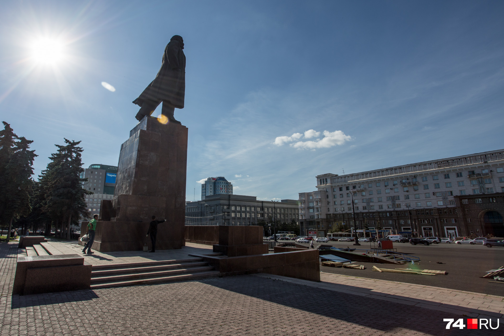 Памятник В. И. Ленину появился в центре города в конце 1950-х годов — прямо напротив дома на площади