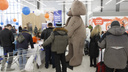 Тысячи новосибирцев сбежались на открытие нового гипермаркета на окраине города