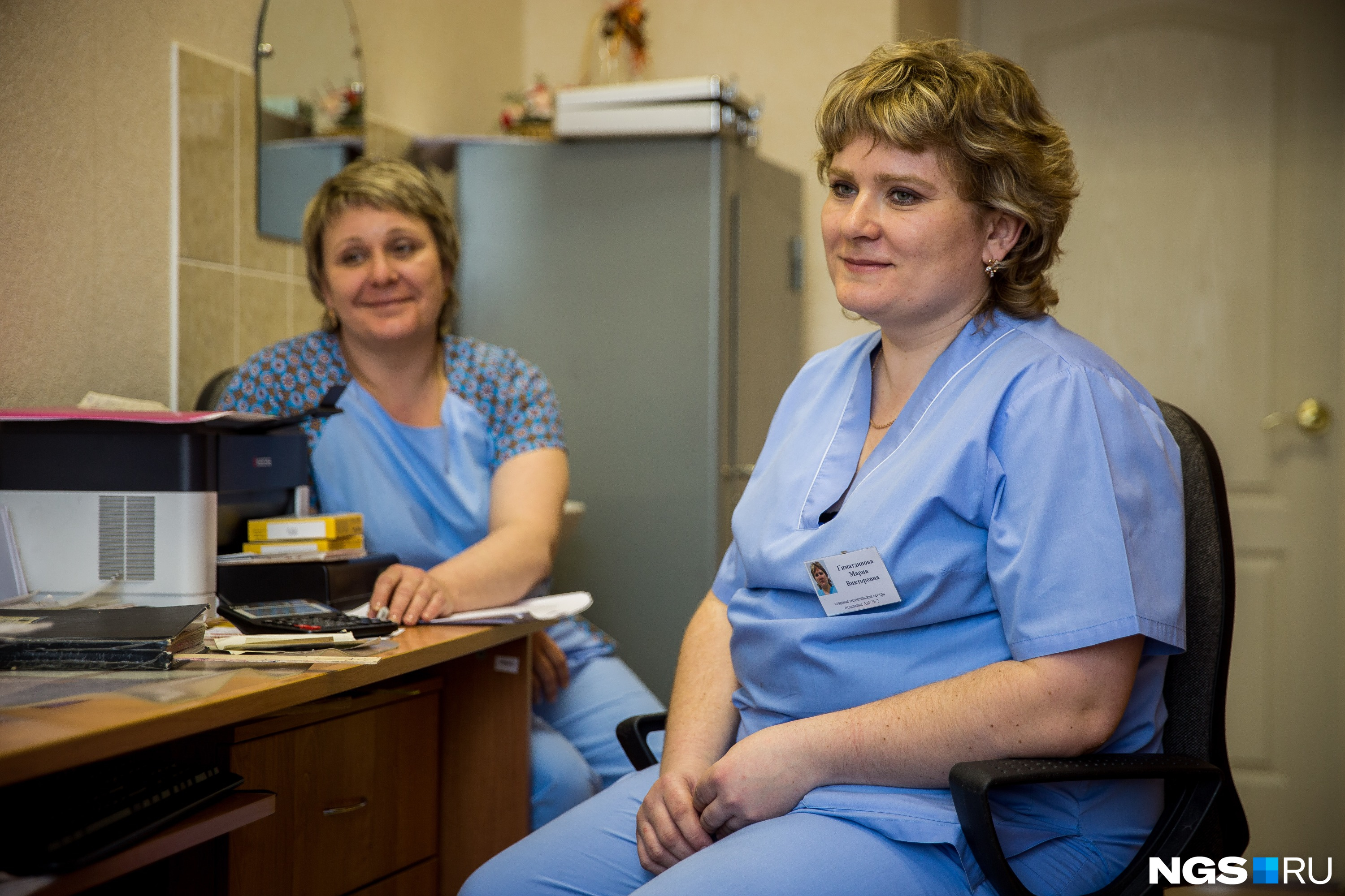 Ольга (слева) пришла работать в больницу в 1990 году, а Мария — вслед за сестрой устроилась сюда в 2000-м